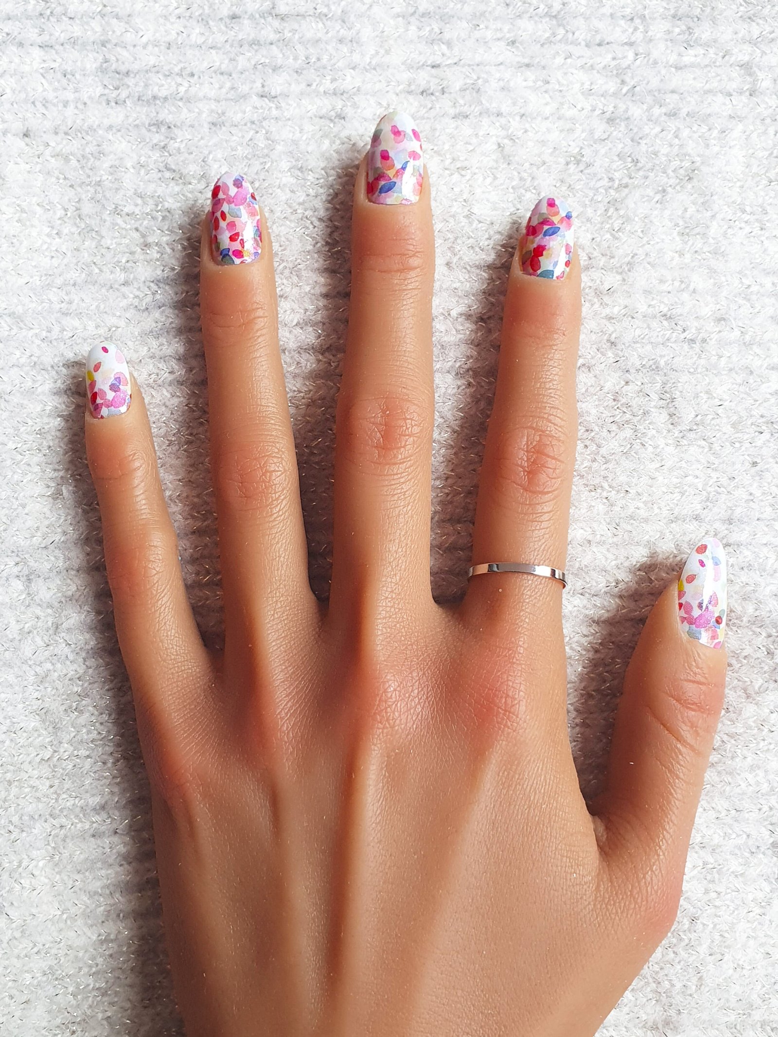 Vernis stickers multicolores sur fond blanc.