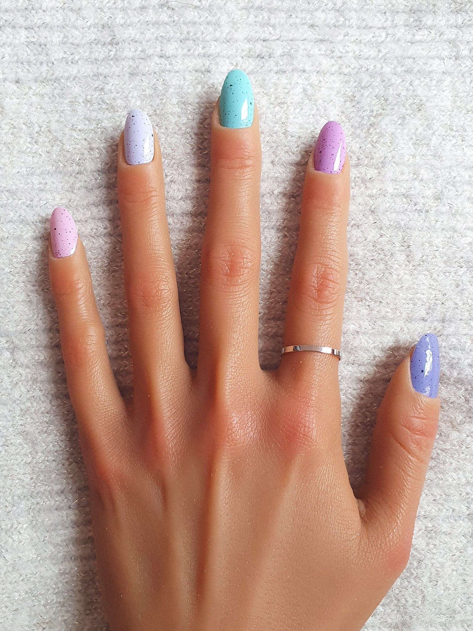 Ongles avec effet tacheté et couleurs pastel