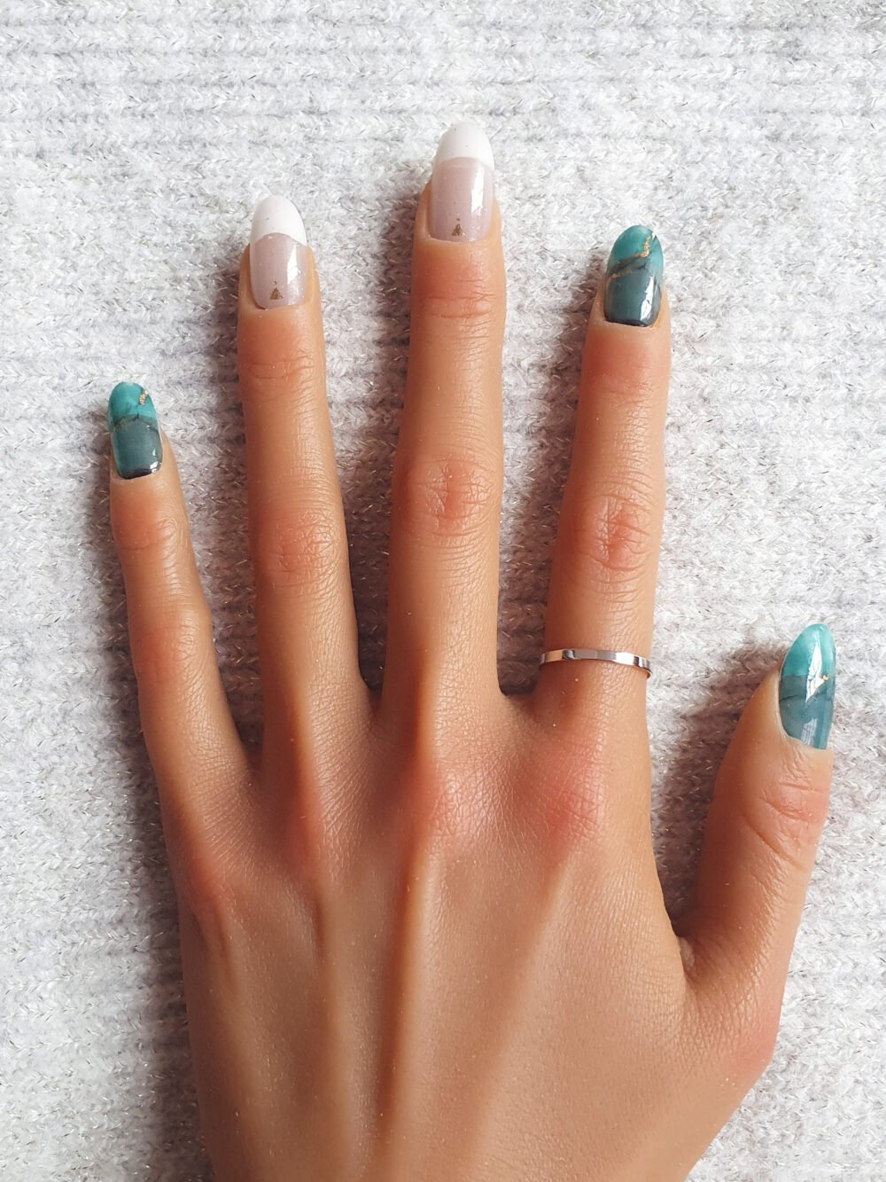 Manucure comme en salon pour les ongles avec stickers marbrés verts et french manucure nude et blanc.