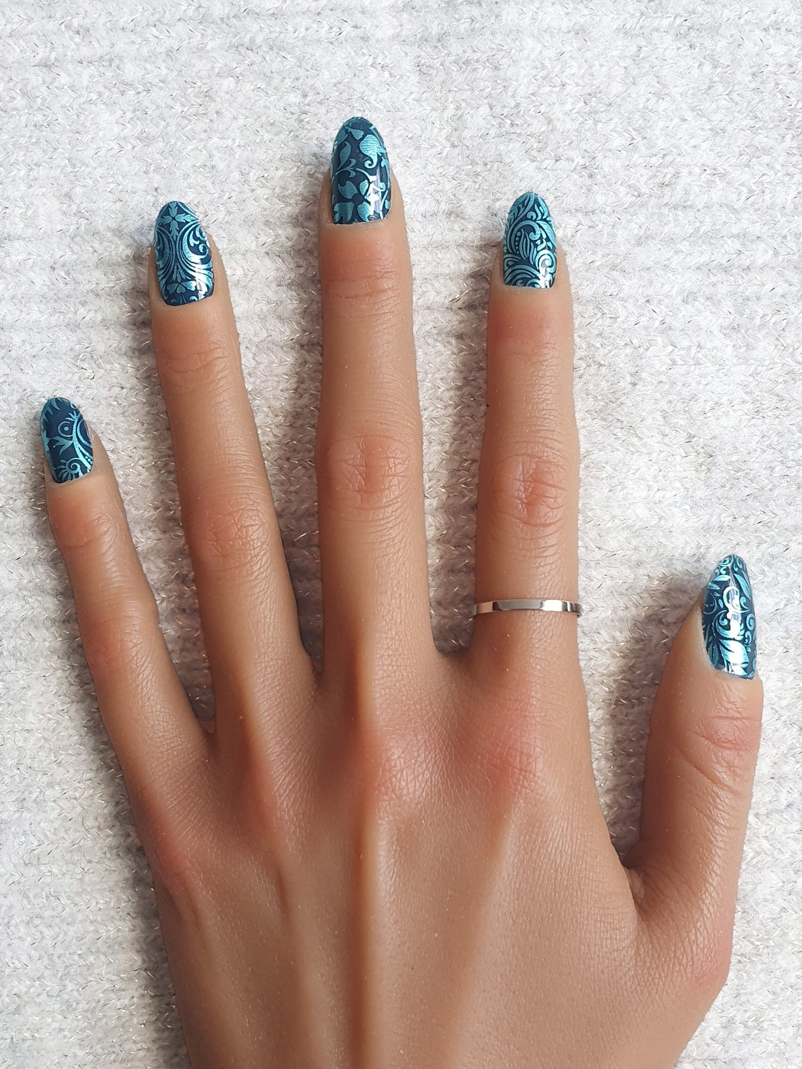 Nail stickers bleu brillant en overcoat sur bleu foncé