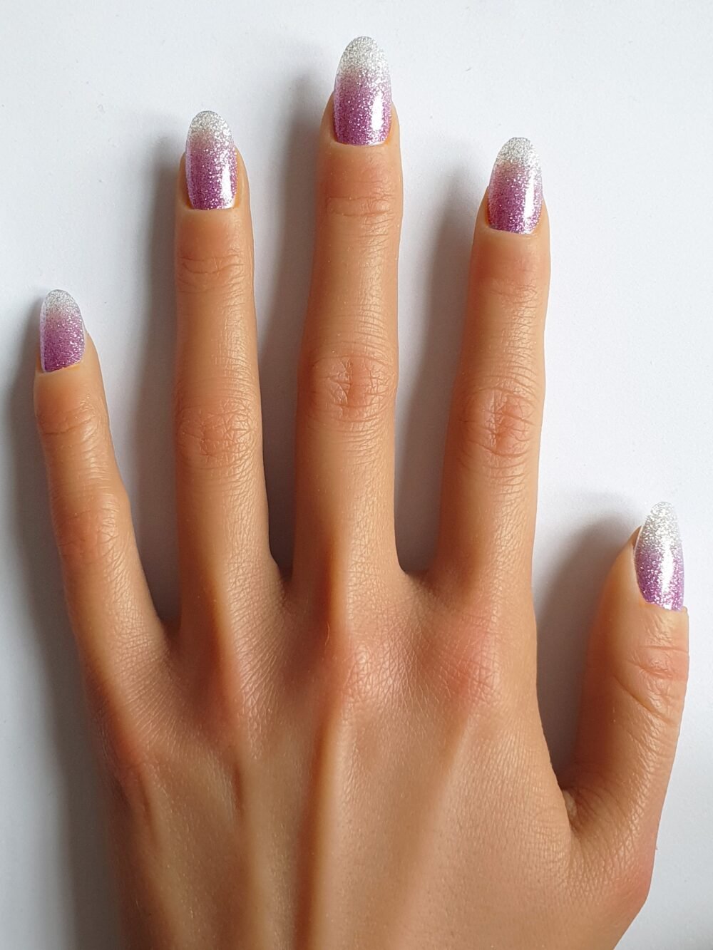 Manucure babyboomer violet pailleté.